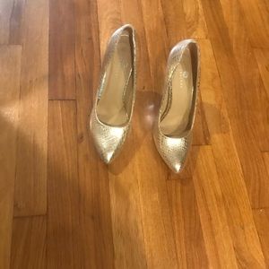 Gold snake skin pumps